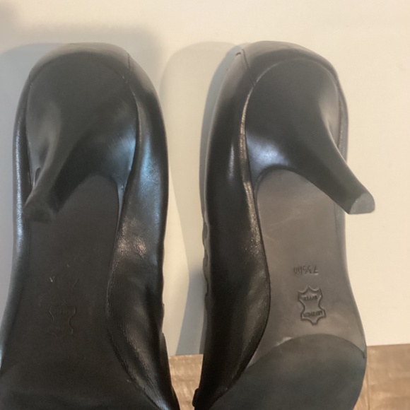 Tory Burch Romy Patent Cap Toe Bow Logo Heels Black Ruffle Size 7.5 M - Picture 2 of 12